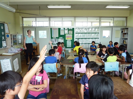 境町立猿島小学校 シェイラさんと4年生が英語学習