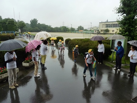 境町立猿島小学校 - 6日（月）更生保護女性会の皆さんに来て頂いて