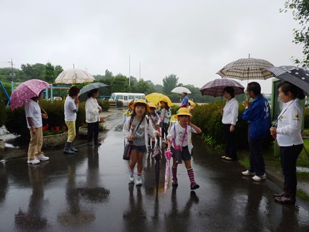 境町立猿島小学校 - 6日（月）更生保護女性会の皆さんに来て頂いて